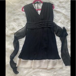 TWENTYONE-Black and White V Neck Pleated Dress Size S
